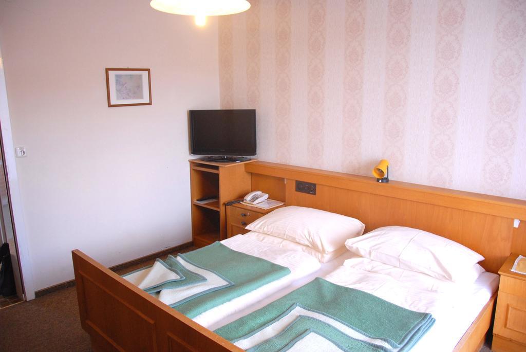 Fruehstueckspension Wiesenhaus Miesenbach  Ruang foto