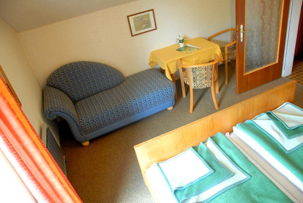 Fruehstueckspension Wiesenhaus Miesenbach  Ruang foto